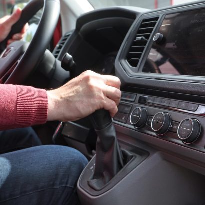 Dos fallos inconscientes al conducir que destrozan el coche: uno es dejar la mano sobre la palanca de cambios y el otro es igual de grave o peor