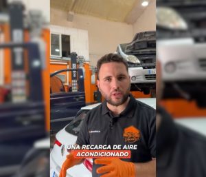 Un mecánico revela el truco que miles de conductores desconocen para saber cuándo recargar el aire acondicionado del coche