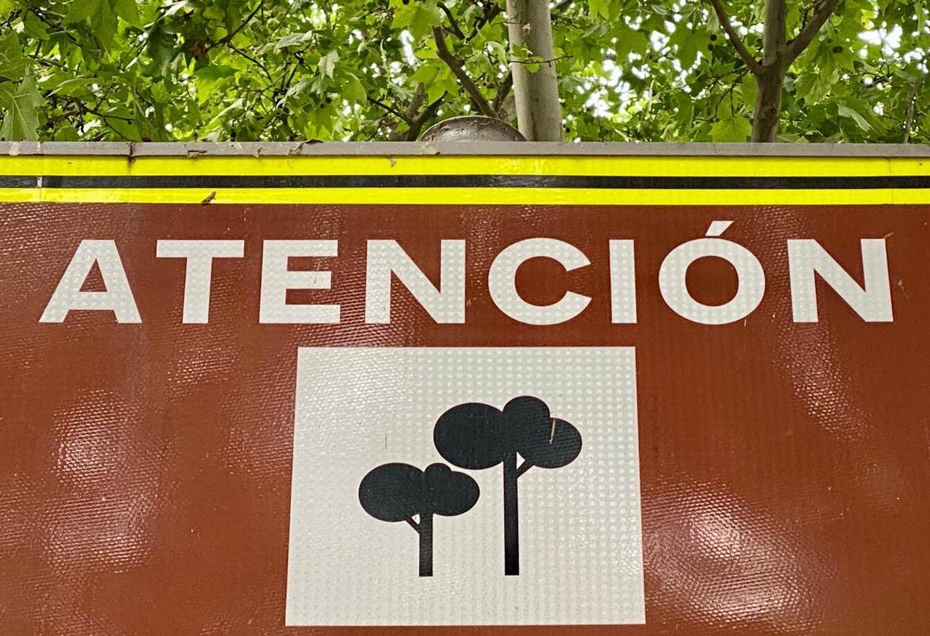 parque, preste atención a las señales de tráfico