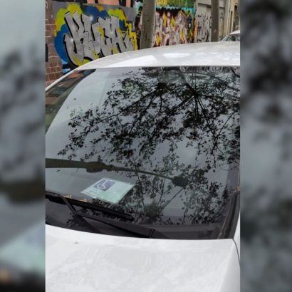Utilizaba la tarjeta de discapacidad de un familiar para aparcar gratis: es una mujer que trabaja en el sistema público y no imaginarías dónde