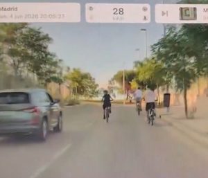 Adelantamiento Skoda ciclistas