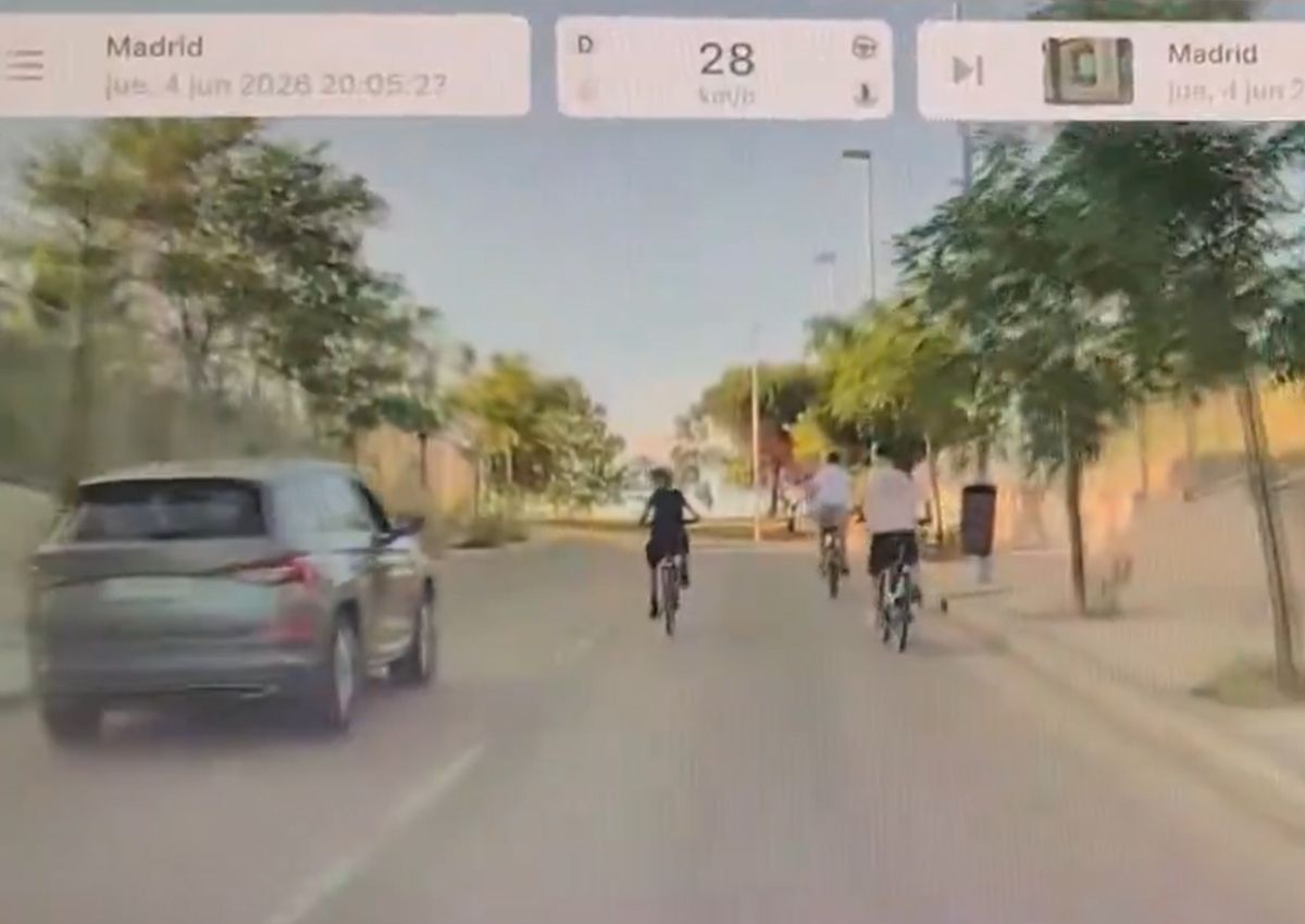 Adelantamiento Skoda ciclistas