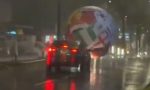 Un balón hinchable del Mundial 2026 irrumpe en una carretera y desata el caos: los conductores hicieron todo lo posible por esquivarlo