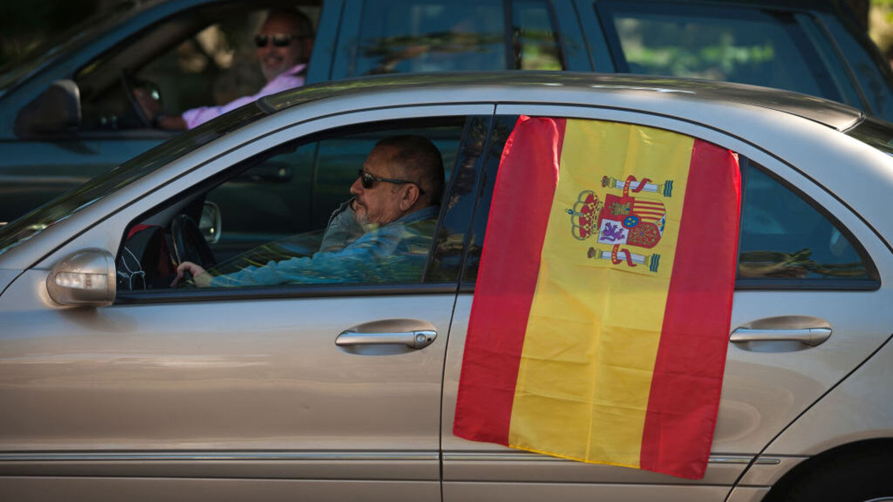 Decoración del coche con la bandera de España.