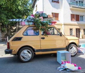 Carga sobresale coche