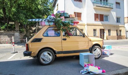 Carga sobresale coche