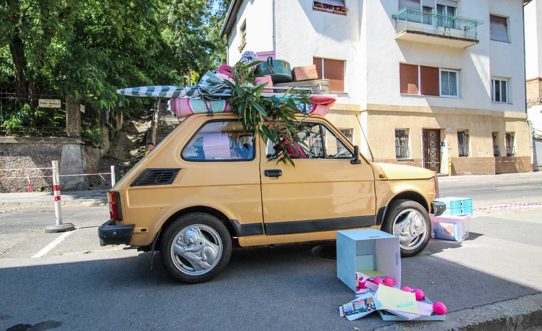 Carga sobresale coche