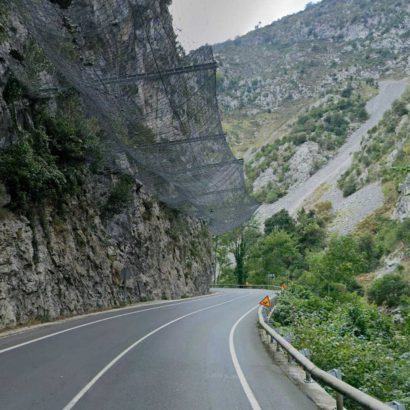 La carretera más estrecha de España: el reto de conducir sin margen de error