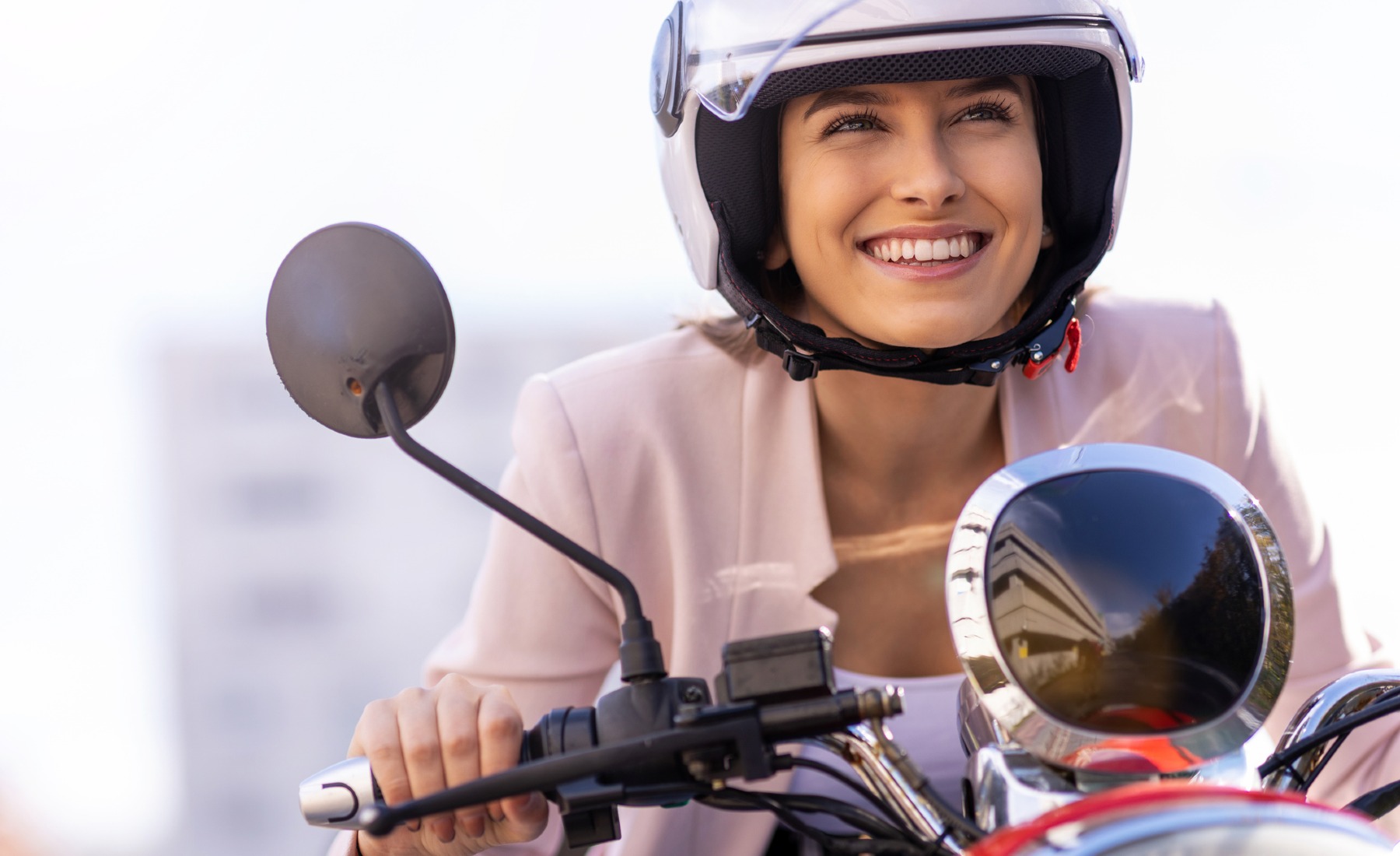 Chica conduciendo moto