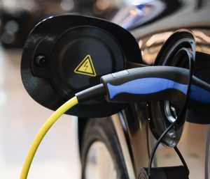 Coche eléctrico cargando