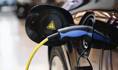 Coche eléctrico cargando