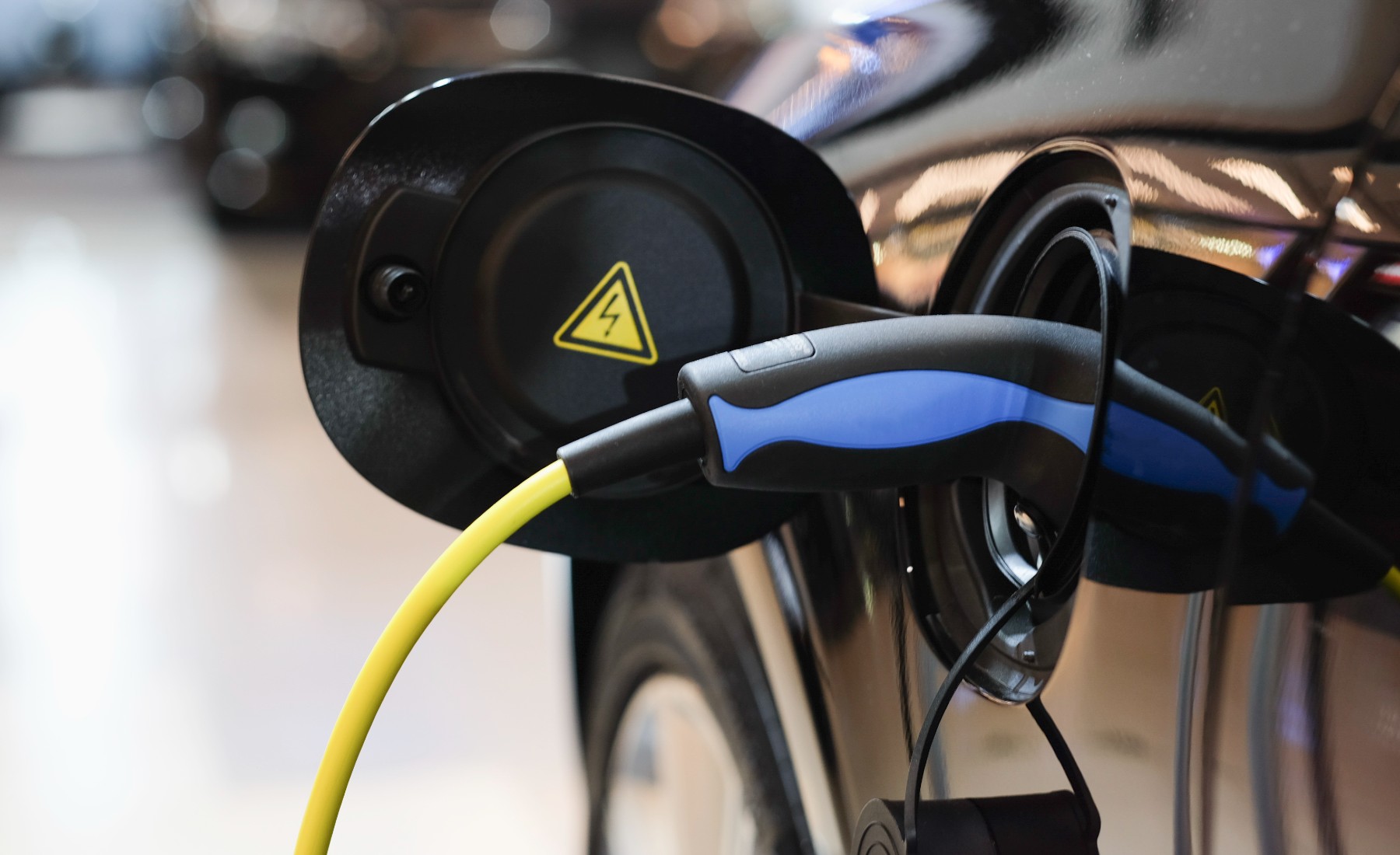 Coche eléctrico cargando