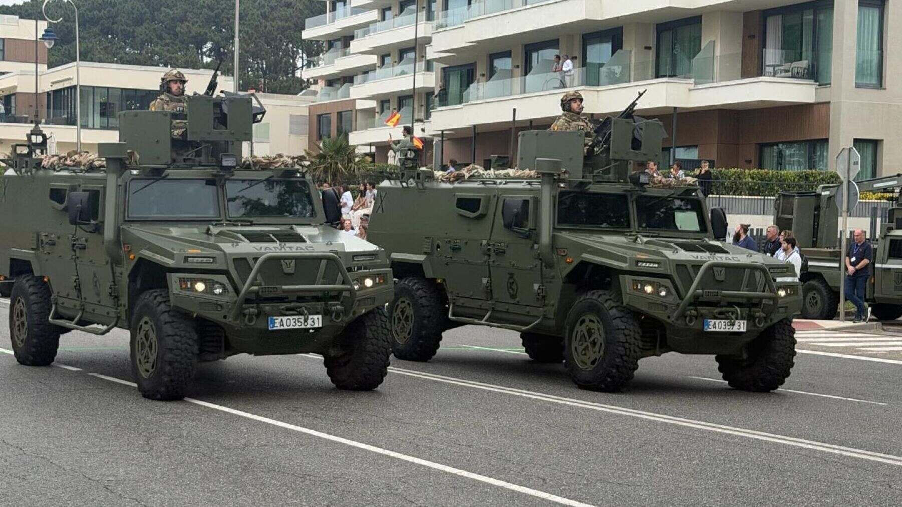 Vehículos del Ejército del Aire español con las siglas EA en la matrícula.