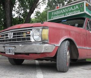 Ford Ranchero convertido en casa para ver el Mundial de fútbol.