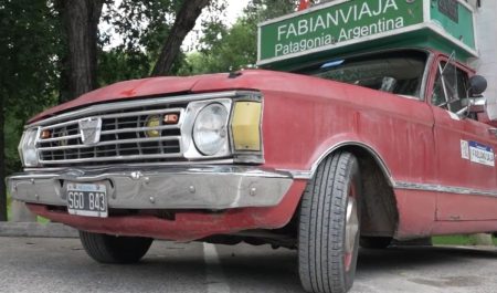 Ford Ranchero convertido en casa para ver el Mundial de fútbol.