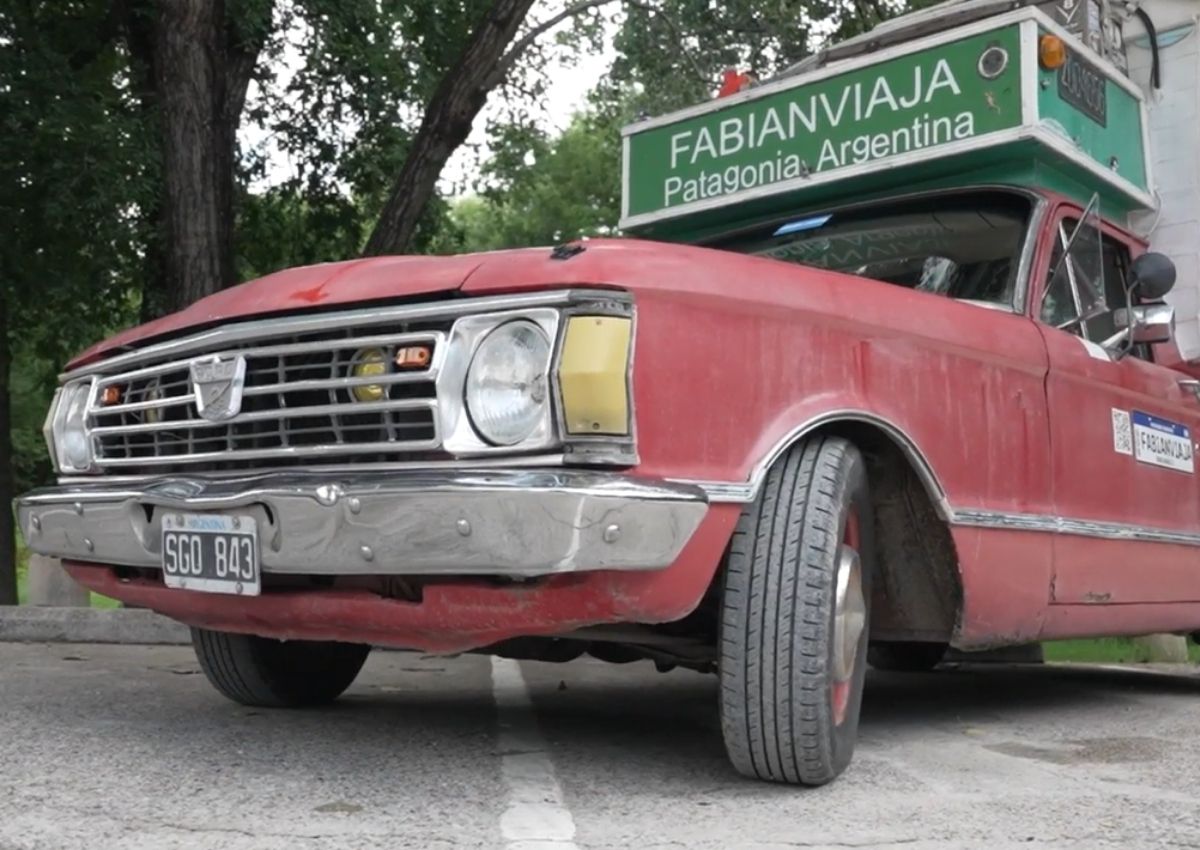 Ford Ranchero convertido en casa para ver el Mundial de fútbol.
