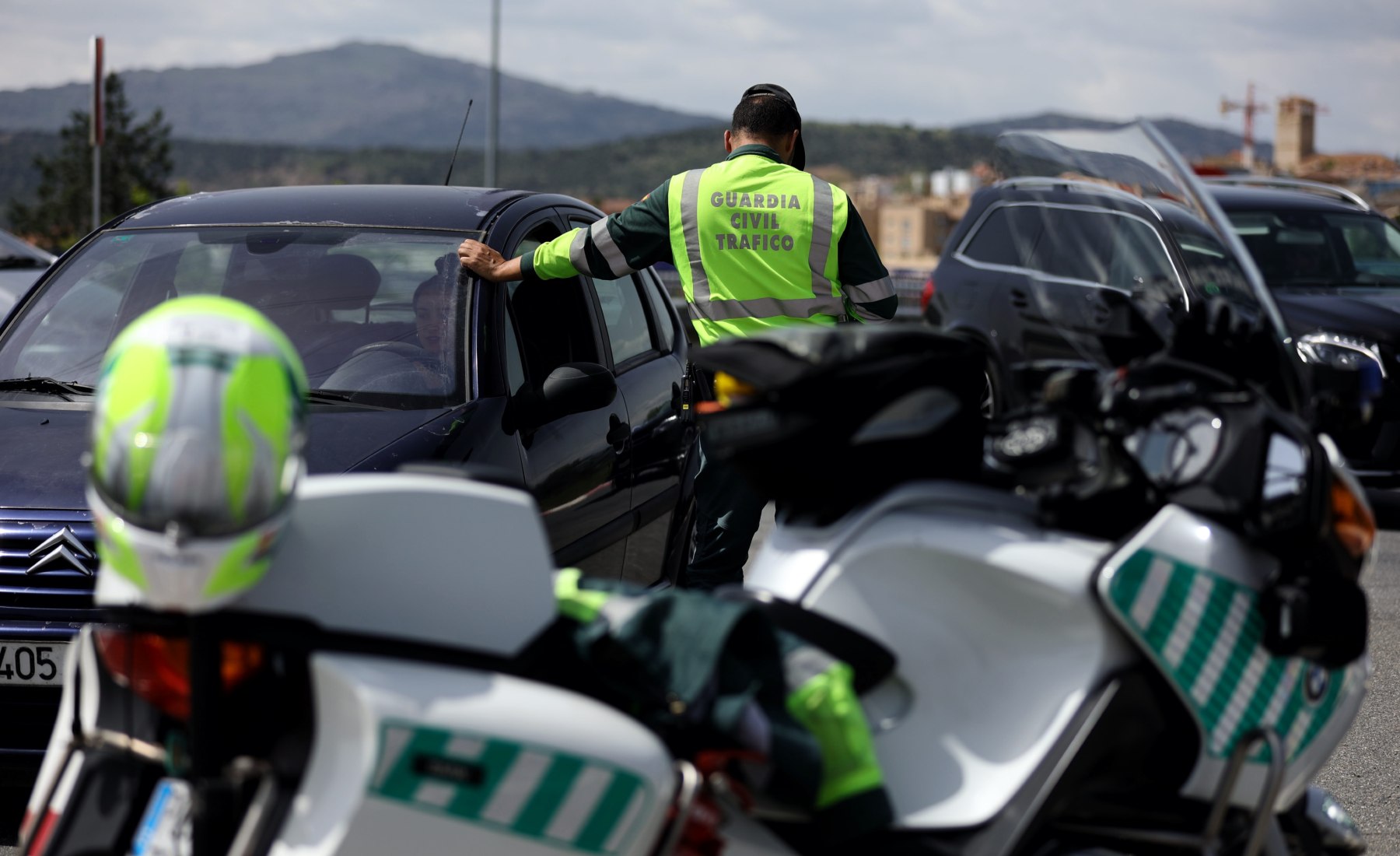 Guardia Civil parando un coche