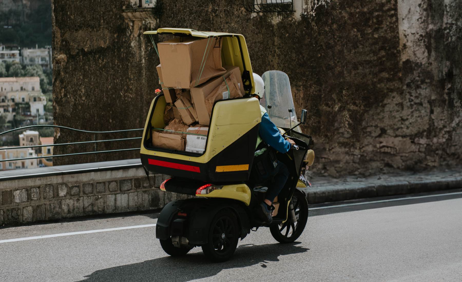 Transportar mercancías en moto.