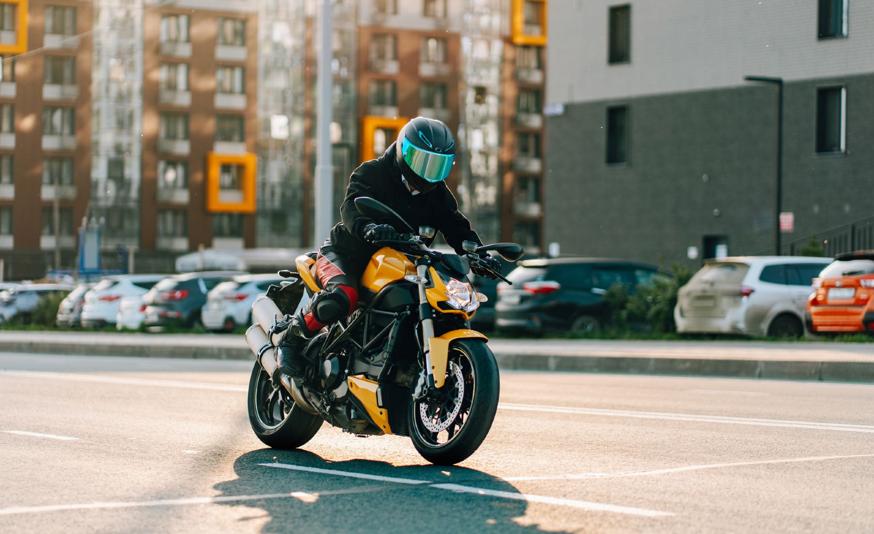 Motociclista conduciendo en la ciudad.