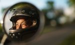 Lo que le pasa a tu cabeza cuando te pones el casco y arrancas la moto: el estudio que los conductores de coches no quieren leer