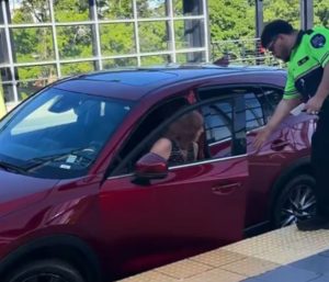Mujer coche vías del tren