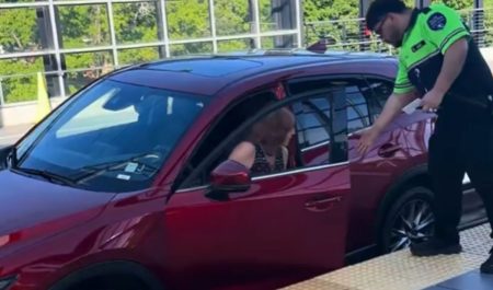 Mujer coche vías del tren
