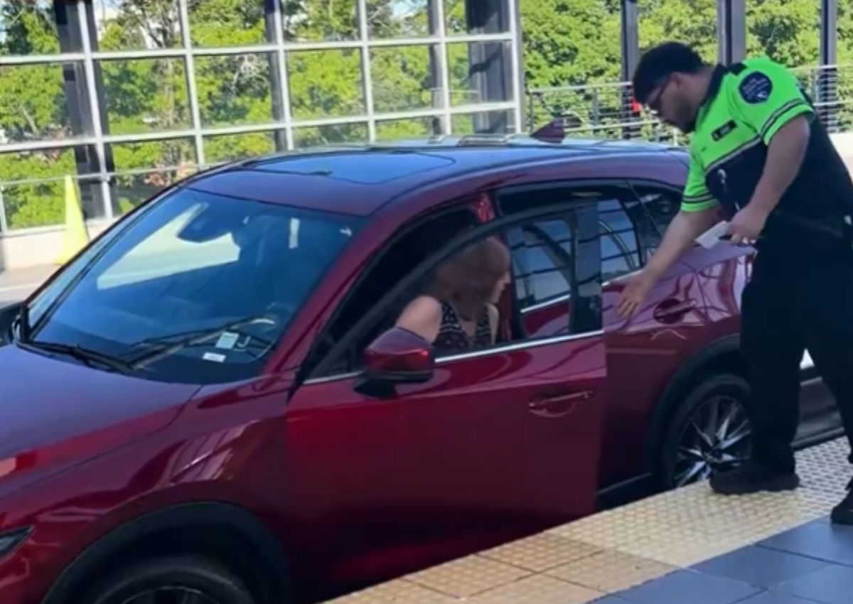 Mujer coche vías del tren