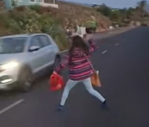 Mujer lanza piedras
