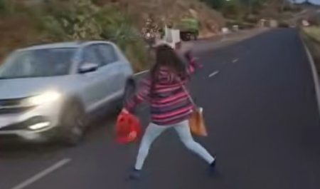 Mujer lanza piedras