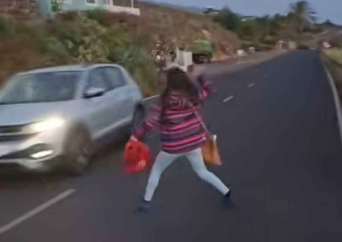 Mujer lanza piedras
