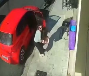 Mujer salva a su hija Grecia