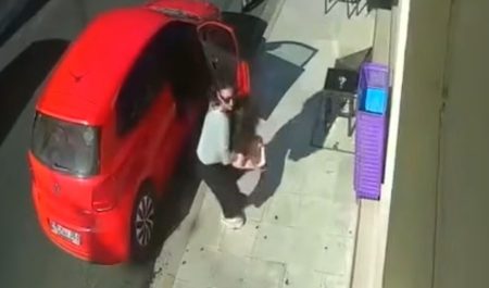 Mujer salva a su hija Grecia