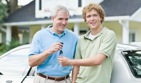 Padre vendiendo coche al hijo