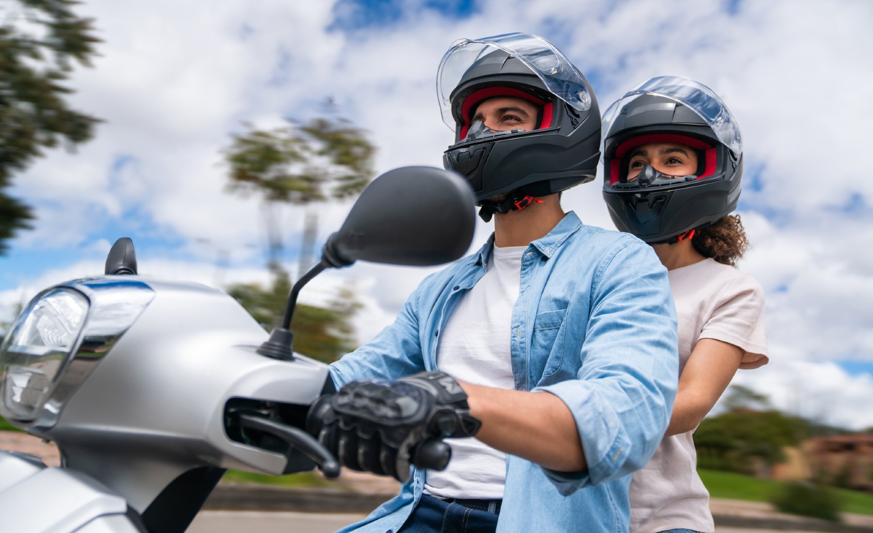 Pareja conduciendo un scooter