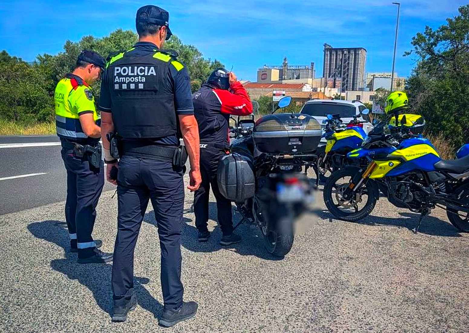 Policía deteniendo a un motorista