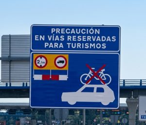Señal prohibido entrar con bicicletas en el techo