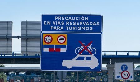 Señal prohibido entrar con bicicletas en el techo