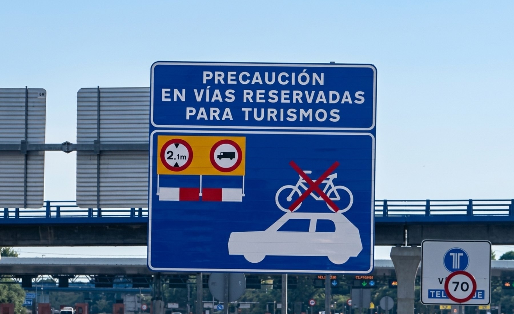 Señal prohibido entrar con bicicletas en el techo