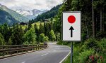 El enigma del círculo rojo en carretera: la señal que casi nadie conoce y que resuelve el peor problema de la circulación