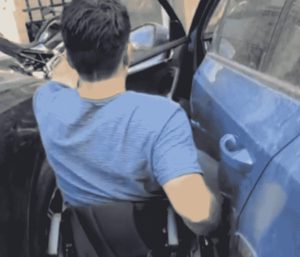 El influencer Pablo Tovar no pudo entrar a su coche.