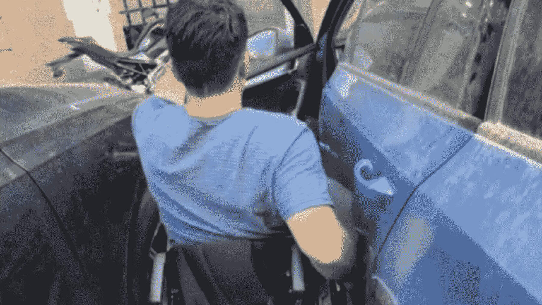 El influencer Pablo Tovar no pudo entrar a su coche.