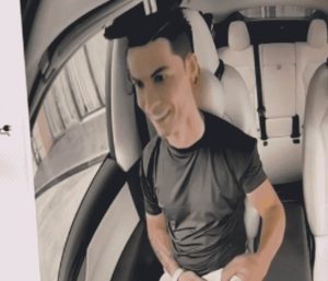 Cristiano Ronaldo en un Tesla.