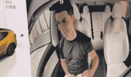 Cristiano Ronaldo en un Tesla.