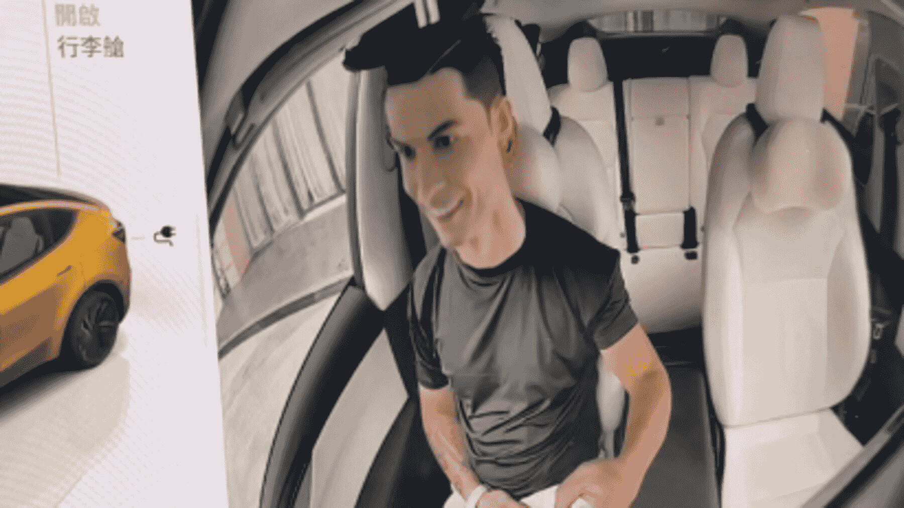 Cristiano Ronaldo en un Tesla.