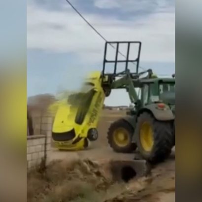 Utiliza un tractor como instrumento de venganza y embiste un coche por una deuda: un hombre ha desatado el caos en León