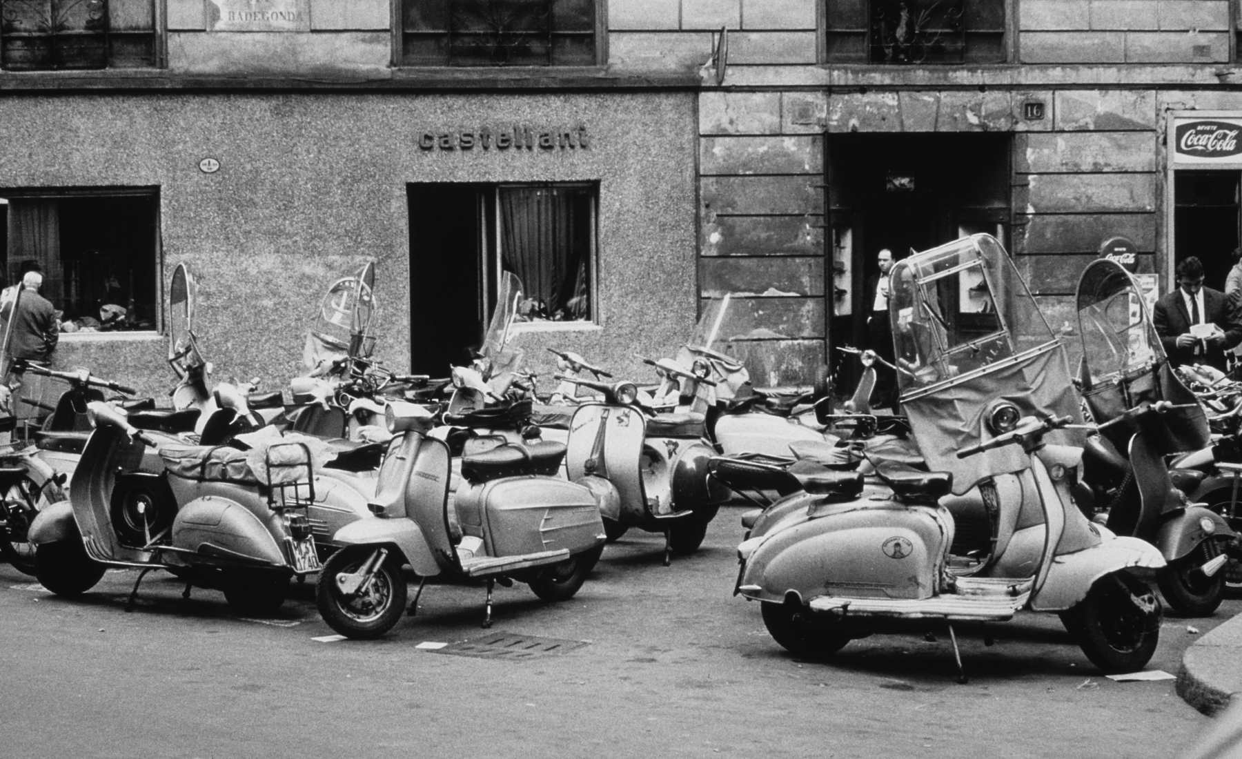 Vespas aparcadas en Milán en la década de 1970