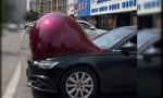 La ola de calor deja graves consecuencias en la carrocería: gracias a las altas temperaturas estos coches parecen ‘embarazados’