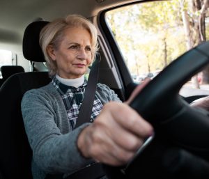 Mujeres de más de 65 años con coche propio y seguro a su nombre: la evolución de la sociedad española se lee en la carretera