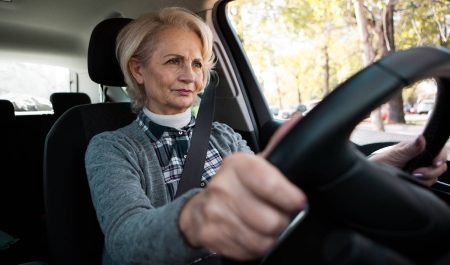 Mujeres de más de 65 años con coche propio y seguro a su nombre: la evolución de la sociedad española se lee en la carretera