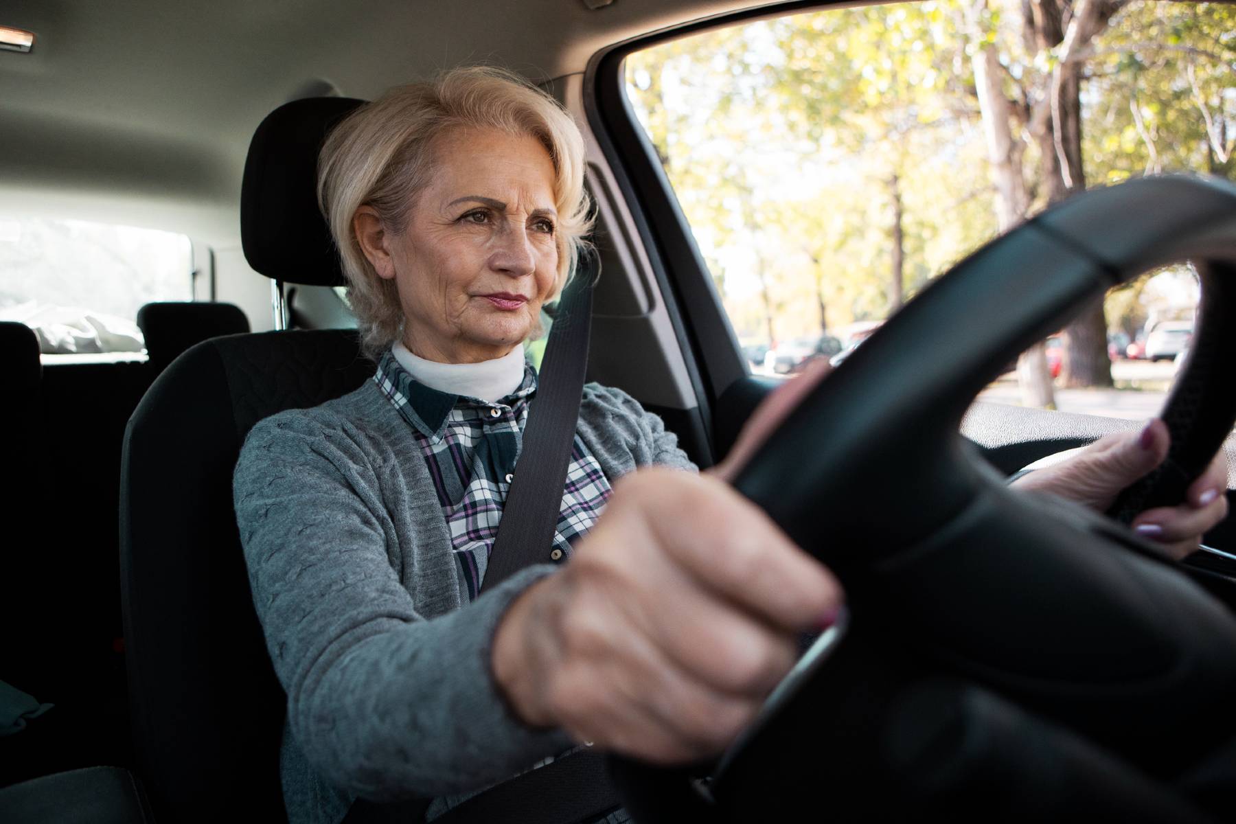Mujeres de más de 65 años con coche propio y seguro a su nombre: la evolución de la sociedad española se lee en la carretera